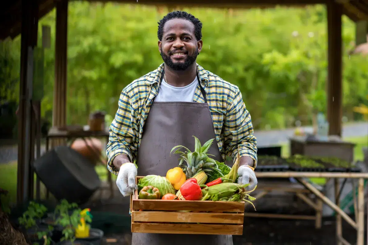 Un producteur présente un panier de légumes frais