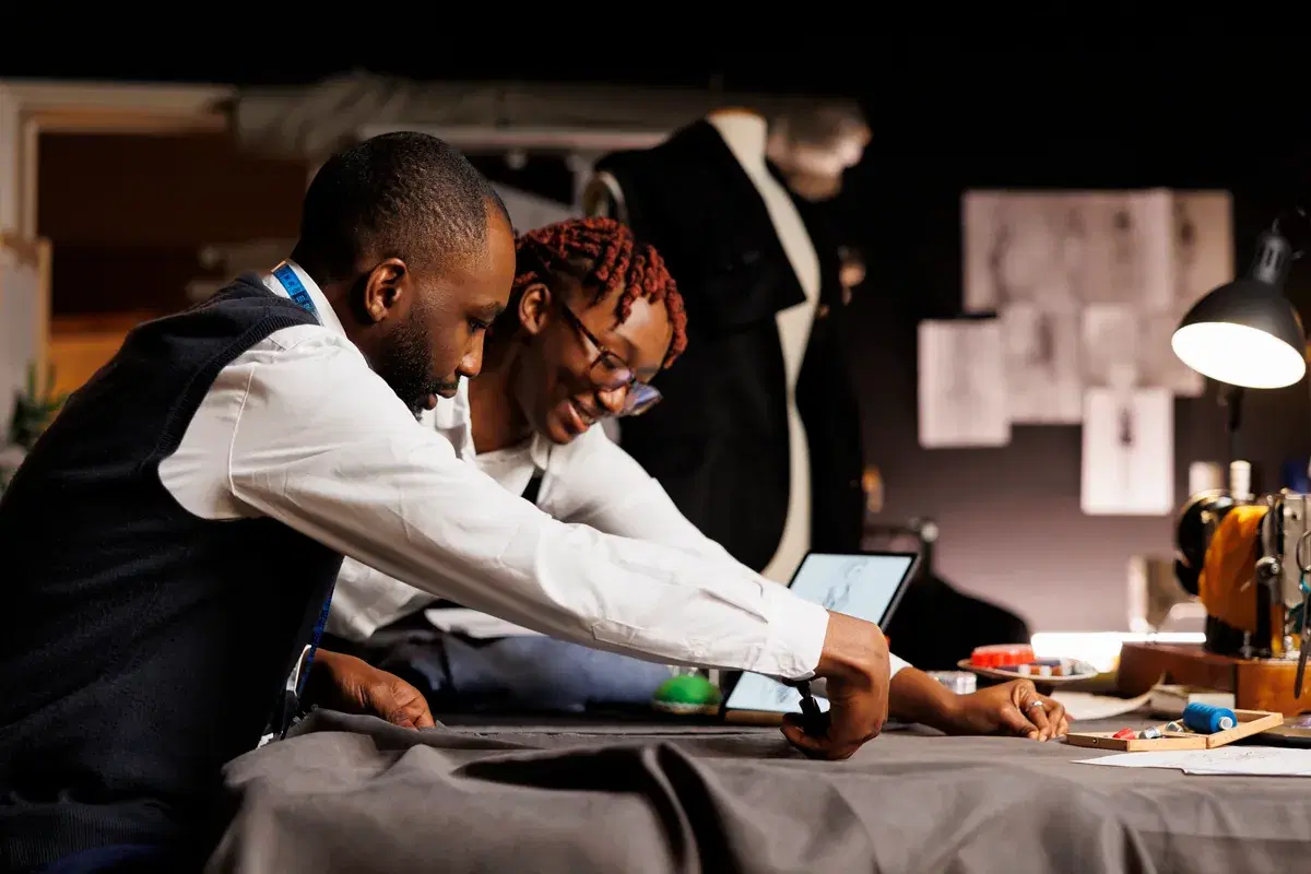 Des créateurs de mode utilisent une tablette dans leur atelier