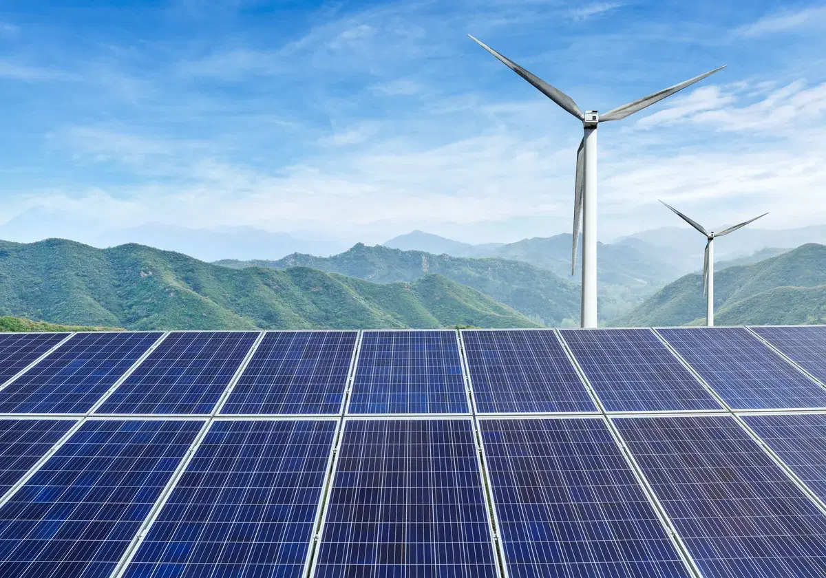 Des éoliennes et des panneaux solaires produisent de l’énergie