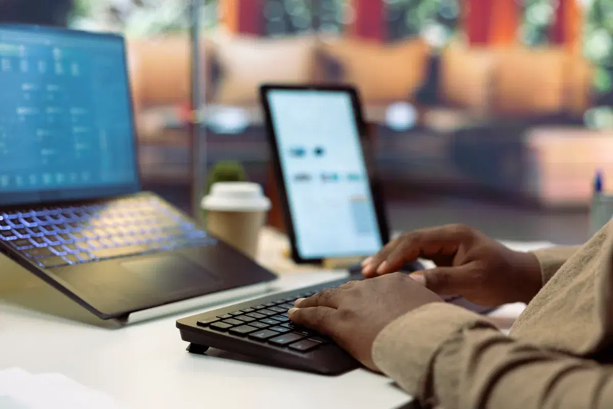 Outils numériques de gestion financière sur ordinateur et tablette