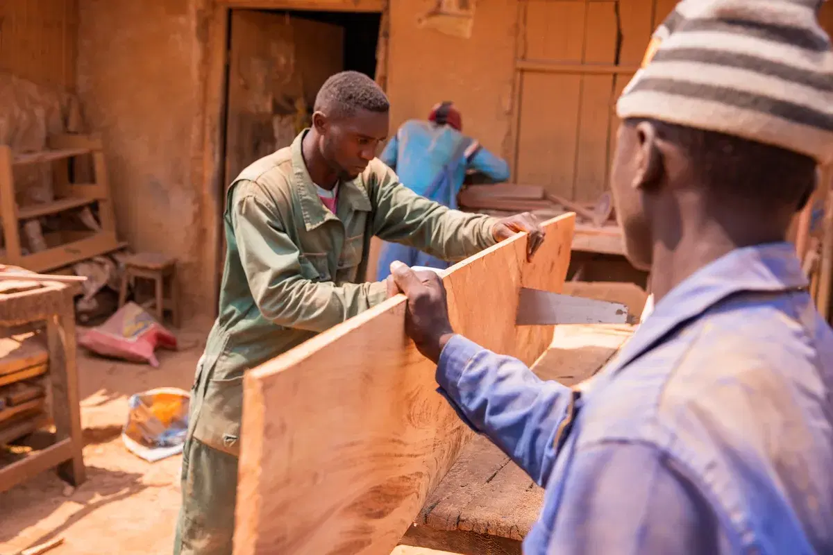 Des artisans travaillent le bois dans un atelier