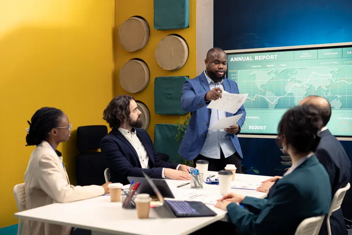 Une équipe échange lors d’une réunion professionnelle